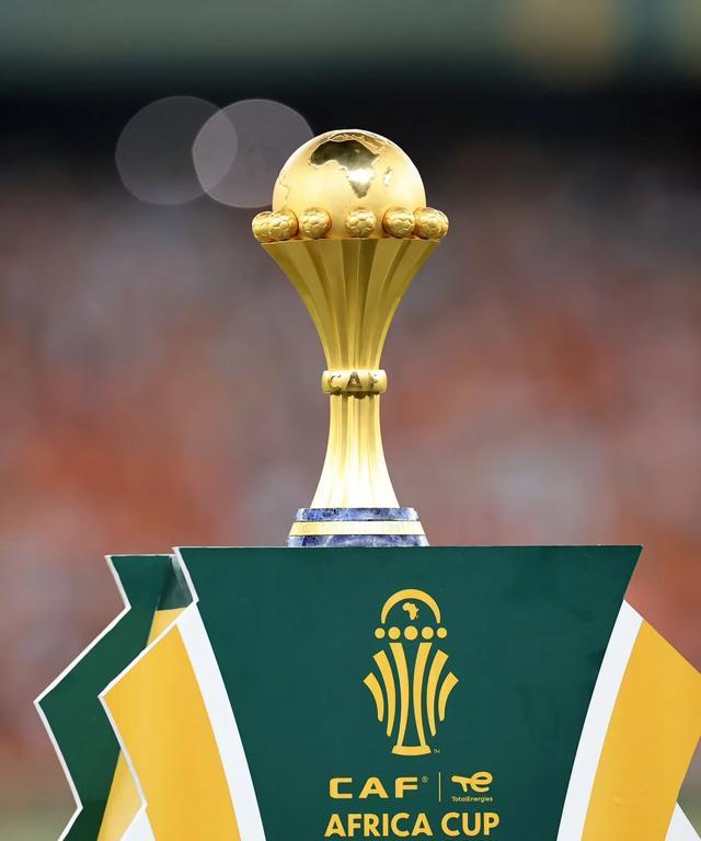 埃默松：我并不怀念在米兰的日子；那儿的人聊我比聊C罗还多（埃默松直言不怀念米兰：当地谈论我比谈C罗还频繁）