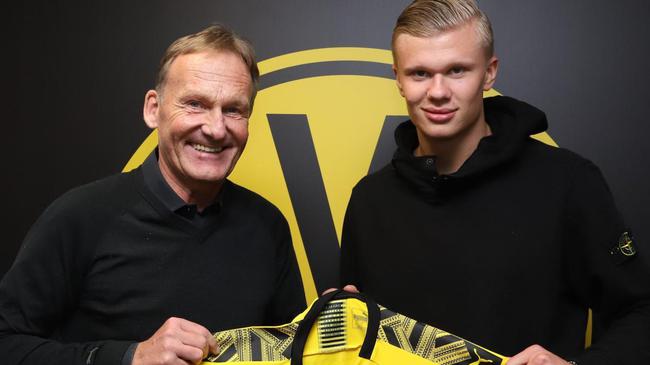 皇马公布欧冠战曼城名单：姆巴佩受伤仍入选，卡马文加缺席（皇马发布欧冠战曼城大名单：受伤姆巴佩仍随队，卡马文加落选）