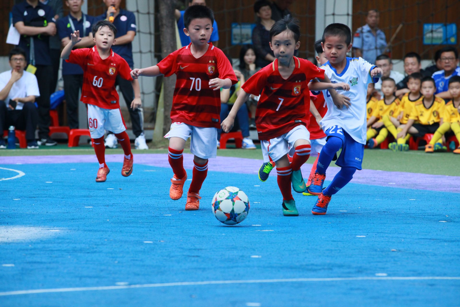 铜梁龙&广州豹角逐最后一个冲超名额，你认为谁将获得入场劵？（冲超末班车之战：铜梁龙与广州豹谁能抢到最后一张门票？）