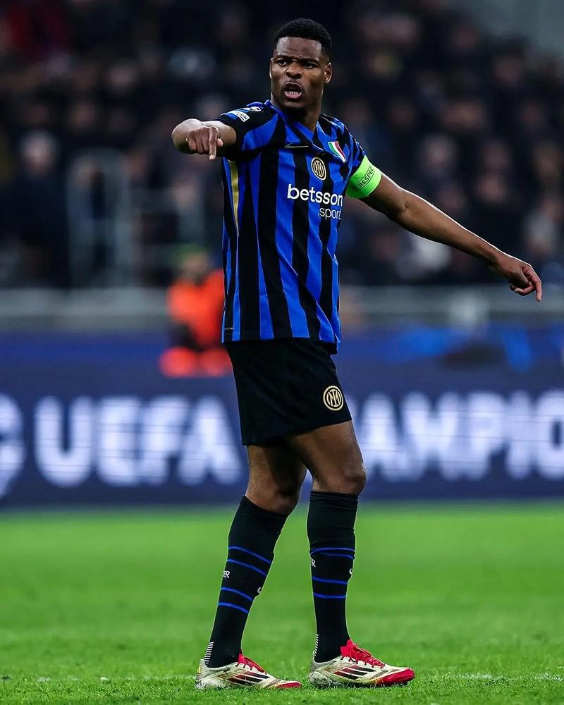 德天空：多特将在今天与二门亚历山大-迈尔续约至2027年