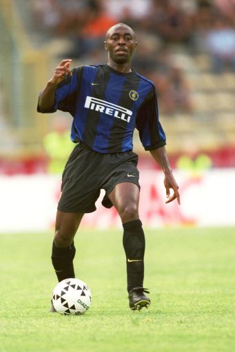 全北助教对主裁做出种族歧视动作遭到重罚。提前夺得...（全北助教因对主裁做出涉嫌种族歧视手势被严惩，球队提前夺得…）