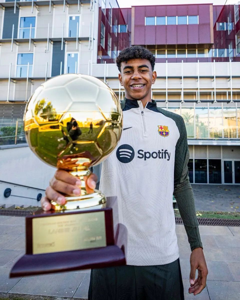 欧联比赛中一球员嘲讽对手鼻子形状，多名队友上前打抱不平（欧联赛场突发口角 球员讥讽对手鼻型 多名队友上前力挺）