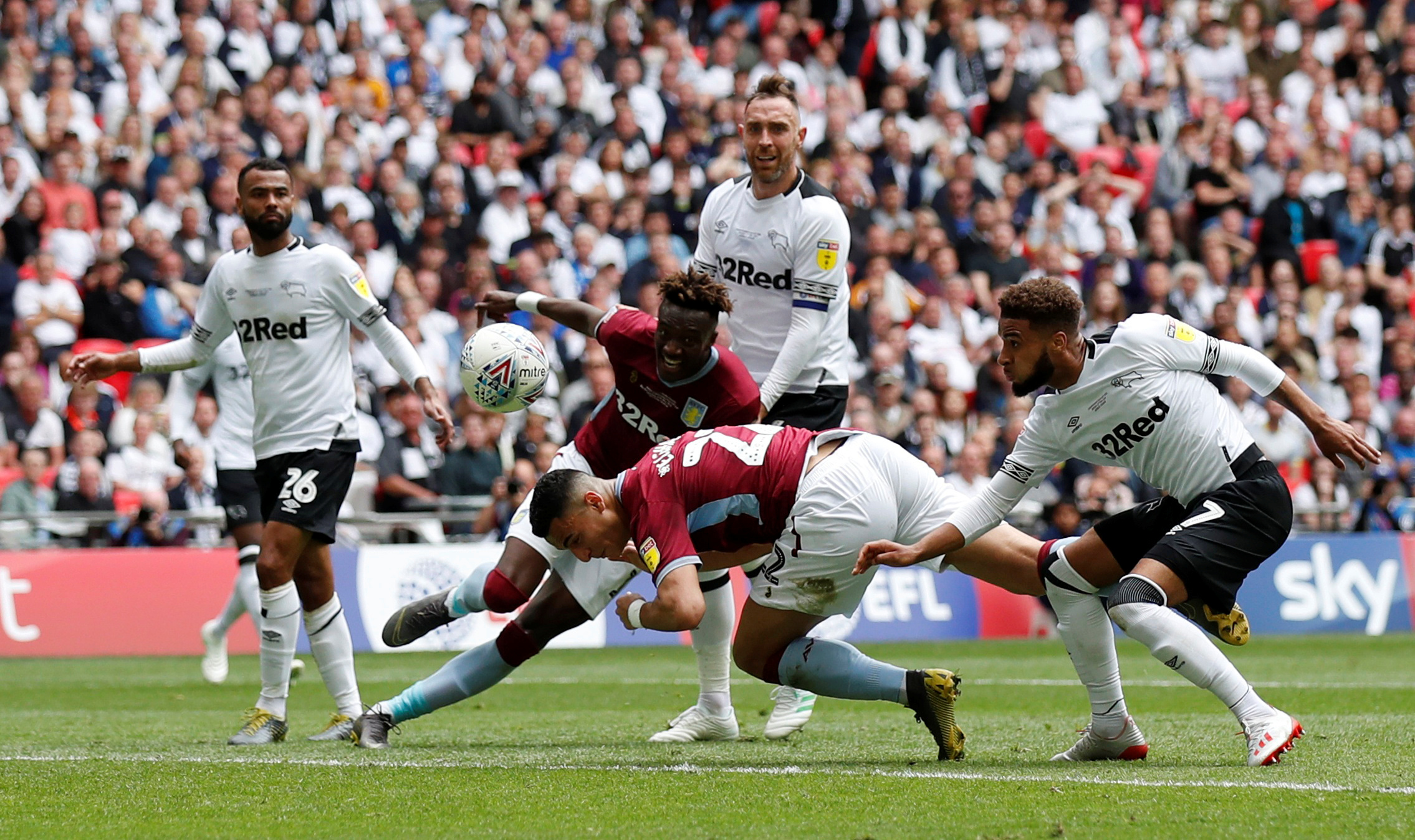 大二男生休学当残特奥会领跑员残特奥会田径女选手哪吒头亮相夺银（大二生休学赴残特奥会任领跑员，田径女将哪吒头出战摘银）