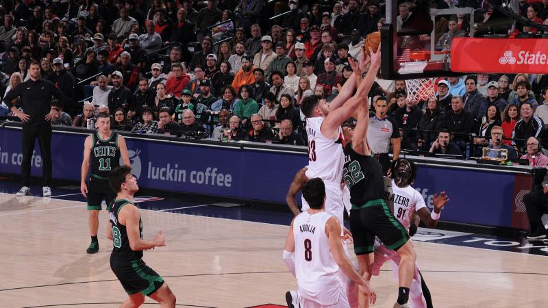 志愿者们用耐心细致的陪伴、温暖有力的援手，为参赛运动员提供全方位保障（志愿者以细致陪伴与温暖援助，为参赛运动员保驾护航）