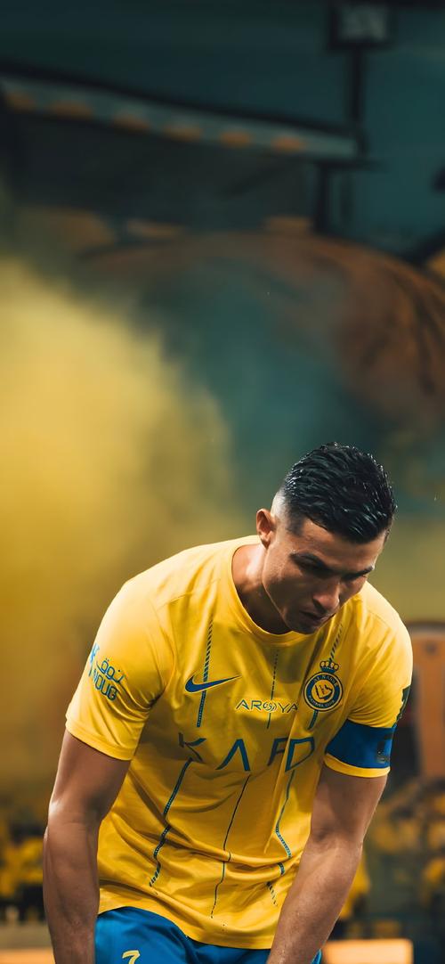 53岁齐达内上海街头踢毽子，与大妈迅速融入展现高球商风采（53岁齐达内现身上海街头踢毽子，与大妈打成一片尽显高球商）